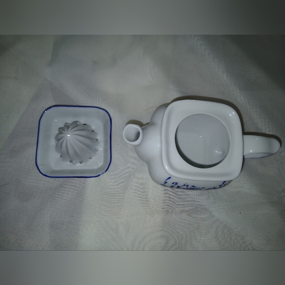 Vintage Citrus Juicer Reamer Pitcher Pottery Blue & White - Picture 5 of 10